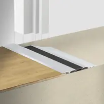 Planet F130 click-threshold, ideal for changes in level between inside and outside (image: installation between frame)