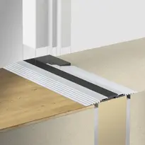 Planet F140 click-threshold with frame sealing pad, ideal for new constructions (image: frame mounted on top of pad)